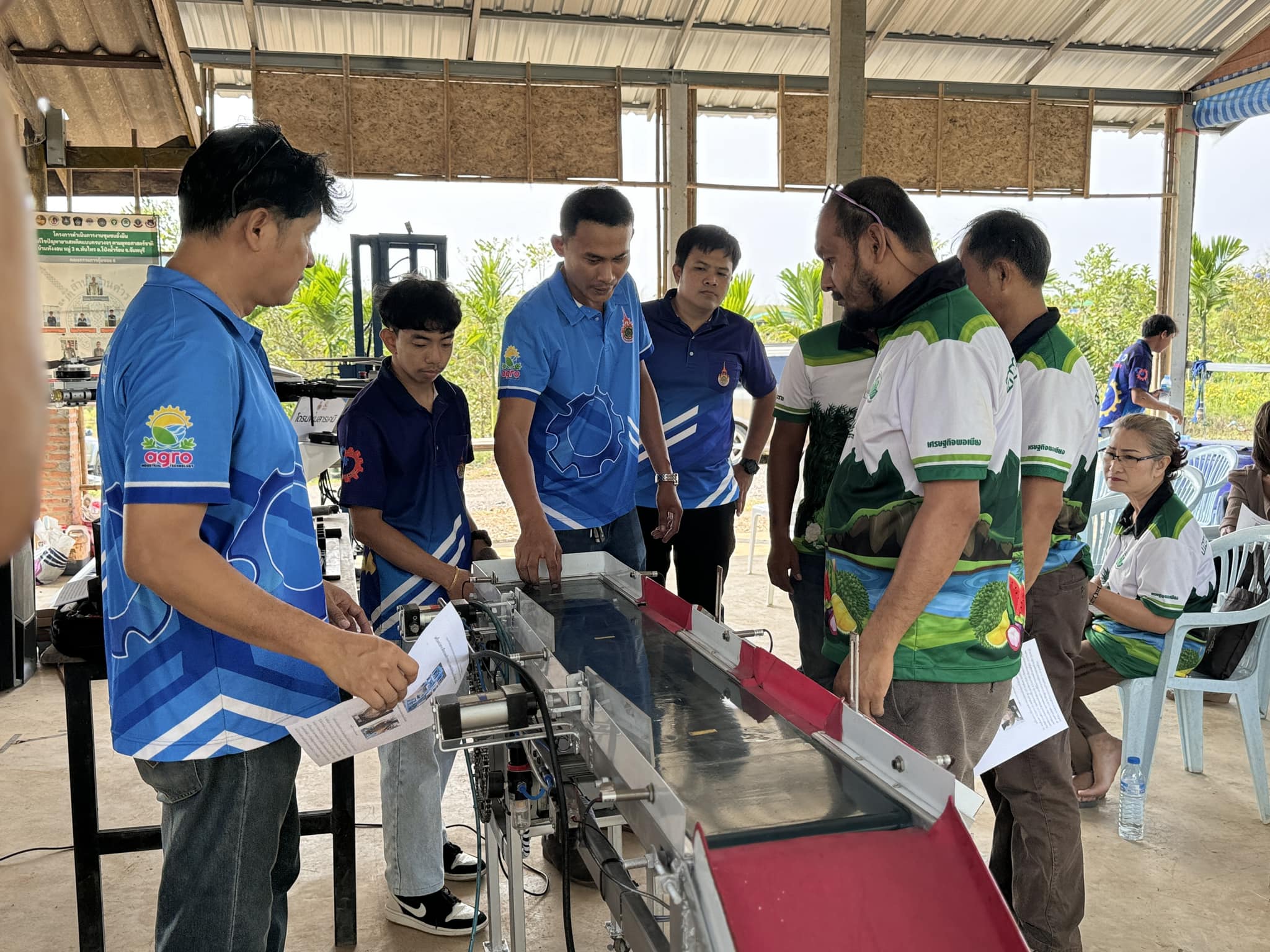 ติดตามผลการดำเนินการบริการวิชาการ และอบรมบริการวิชาการ เครื่องคัดขนาดผลไม้ เครื่องปอกเปลือกมะพร้าว และสาธิตการบินโดรน