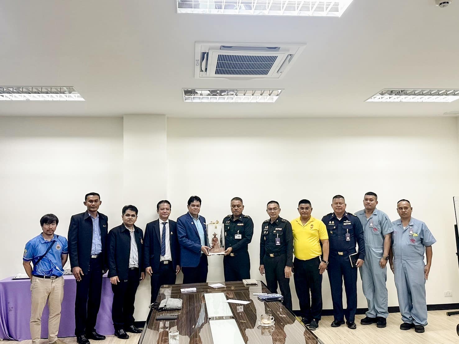 ผู้บริหาร และบุคลากรสาขาวิชาเทคโนโลยีเครื่องกล เข้าพบ ผู้บัญชาการโรงเรียนช่างฝีมือทหาร สถาบันวิชาการป้องกันประเทศ