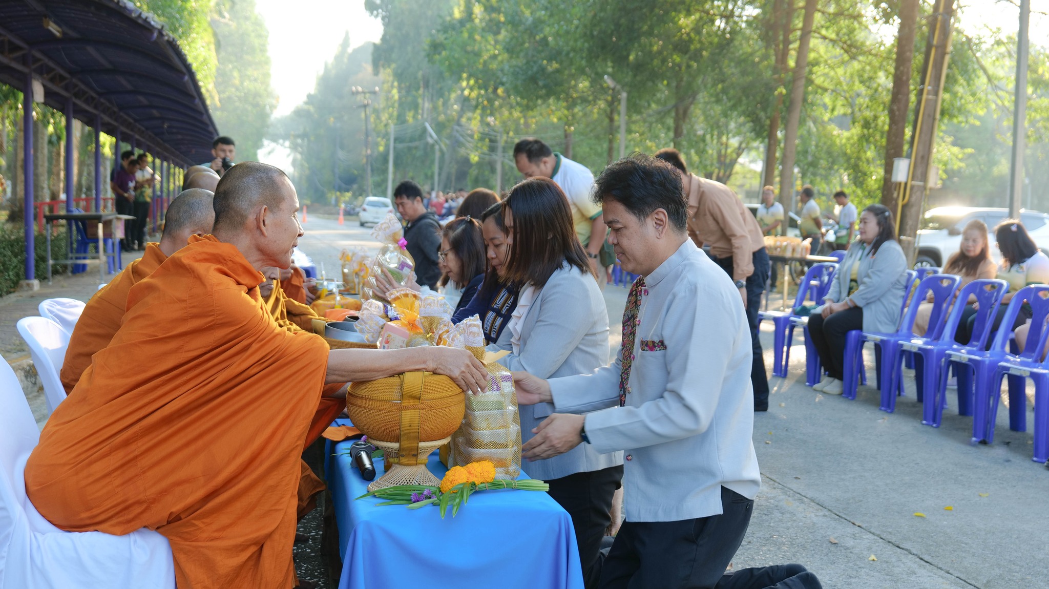 พิธีทำบุญตักบาตรข้าวสารอาหารแห้ง วันขึ้นปีใหม่ 2568