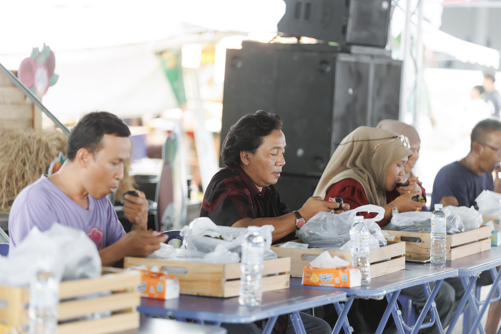ภาพบรรยากาศ กิจกรรมการแข่งขันกินมังคุด ในงาน “มหกรรมไม้ผลเมืองร้อน Tropical Fruits Festival” ครั้งที่ 2