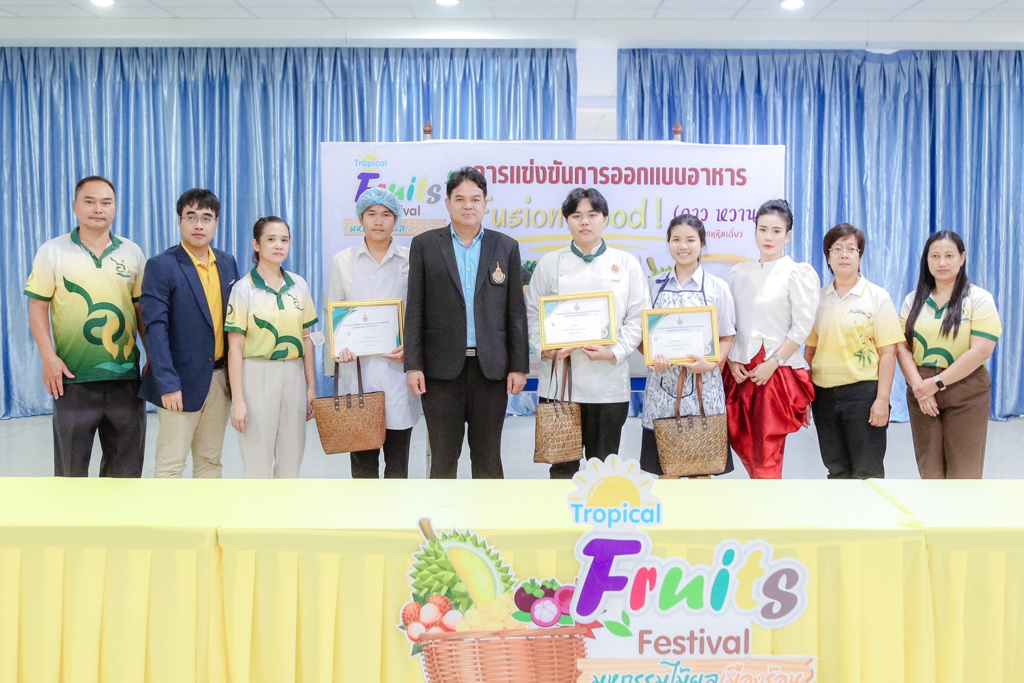 ภาพกิจกรรมการแข่งขันการออกแบบอาหาร Fusion Food (คาว, หวาน) ในงาน”มหกรรมไม้ผลเมืองร้อน Tropical Fruits Festival” ครั้งที่ 2