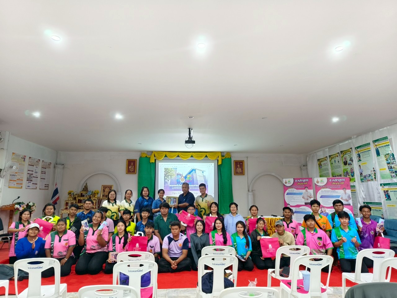 แนะแนวการศึกษาต่อและประชาสัมพันธ์หลักสูตรให้กับนักศึกษาวิทยาลัยเกษตรและเทคโนโลยีลพบุรี จังหวัดลพบุรี