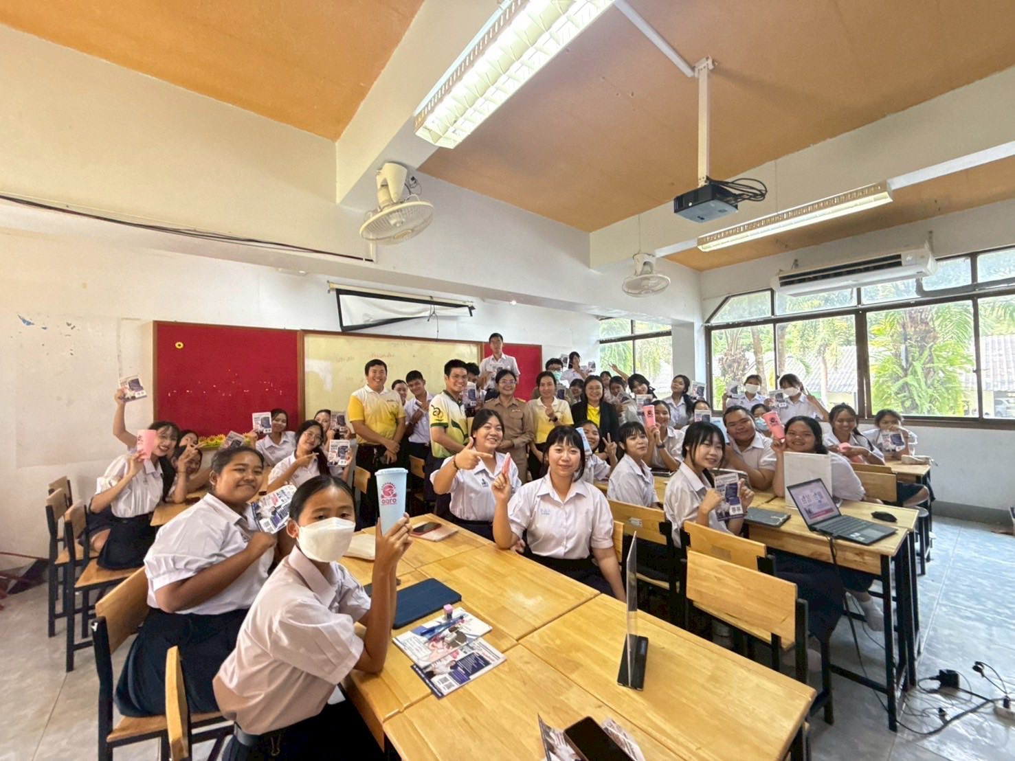 แนะแนวการศึกษาต่อและประชาสัมพันธ์หลักสูตรให้กับนักเรียนโรงเรียนมกุฎเมืองราชวิทยาลัย จ.ระยอง