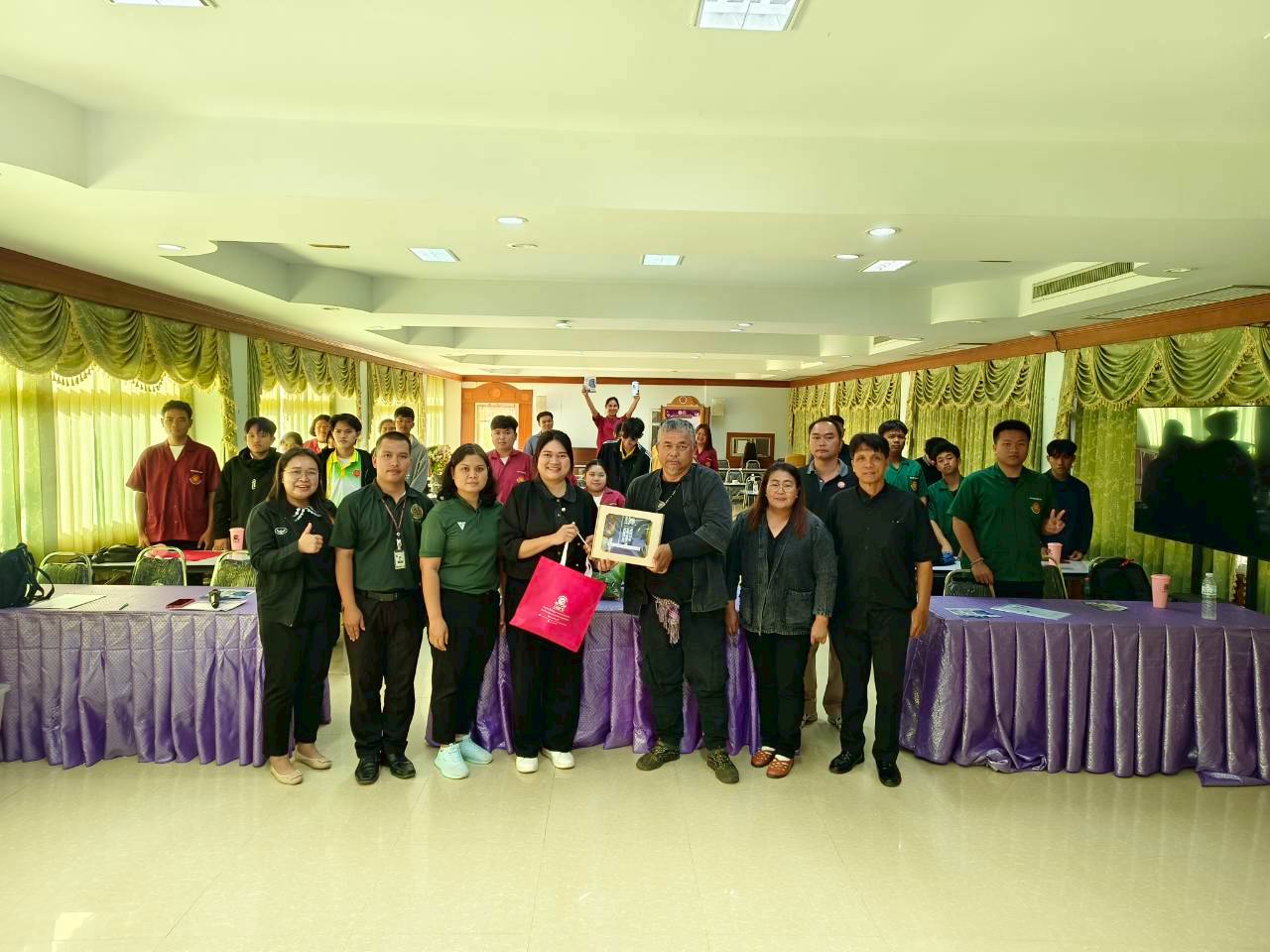 แนะแนวการศึกษาต่อและประชาสัมพันธ์หลักสูตรให้กับนักศึกษาวิทยาลัยเกษตรและเทคโนโลยีร้อยเอ็ด จังหวัดร้อยเอ็ด