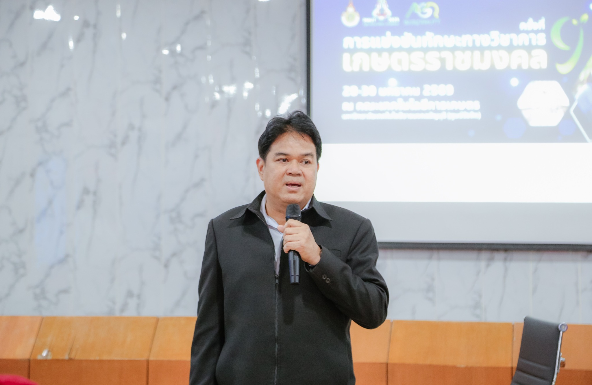 กล่าวให้โอวาทแก่นักศึกษาคณะเทคโนโลยีอุตสาหกรรมการเกษตร ก่อนเข้าร่วมการแข่งขันทักษะทางวิชาการเกษตรราชมงคล ครั้งที่ 9