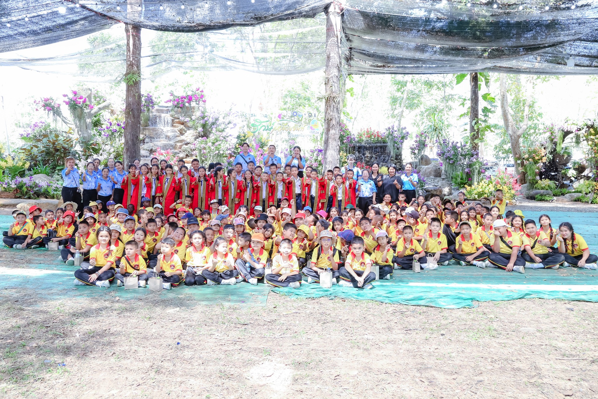 คณะคุณครูและนักเรียน โรงเรียนตากสินศึกษา จังหวัดจันทบุรี ได้เข้าเยี่ยมชม ลานประกวดกล้วยไม้