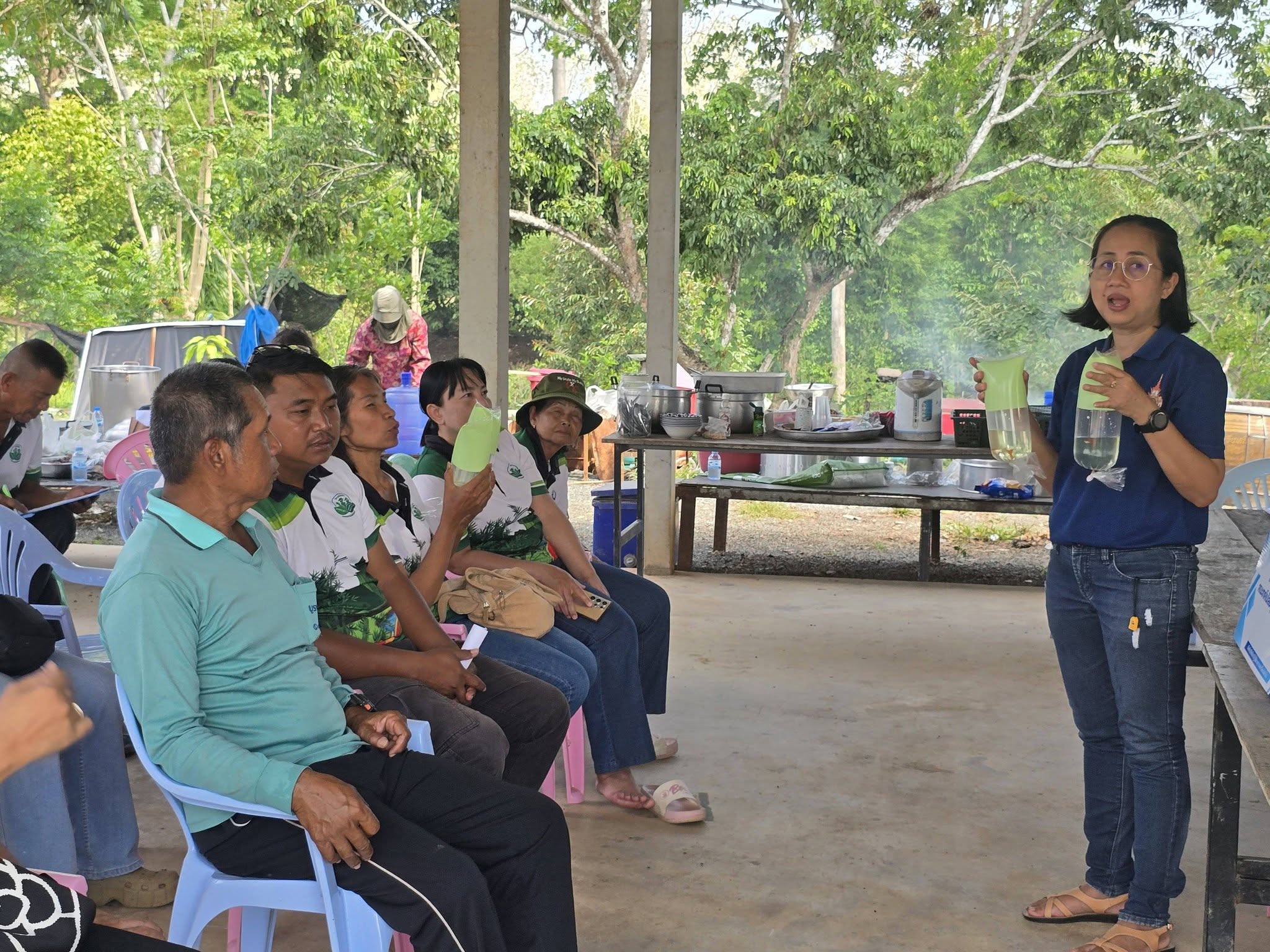 การถ่ายทอดเทคโนโลยีการผลิตลูกพันธุ์ปลาน้ำจืดอย่างง่ายแก่ชุมชนตามแนวทางเศรษฐกิจพอเพียง