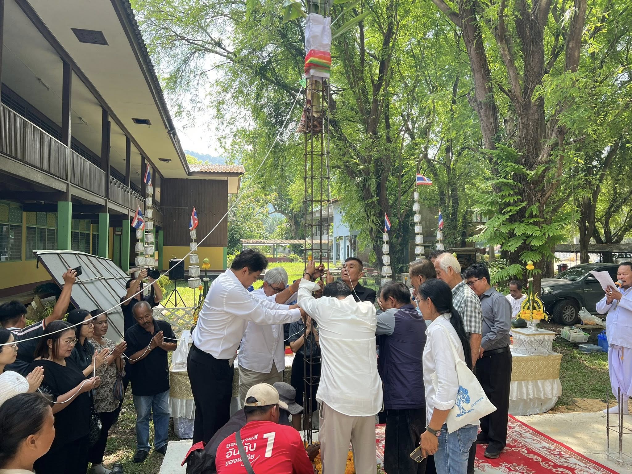 มูลนิธิศิษย์เก่ากระทิง จัดพิธีลงเสาเอกวิหารประดิษฐานรูปหล่อ “ท่านพ่อเขียน” ณ อาคารหอวัฒนธรรมและการเรียนรู้ของตนเอง (อาคารไม้)