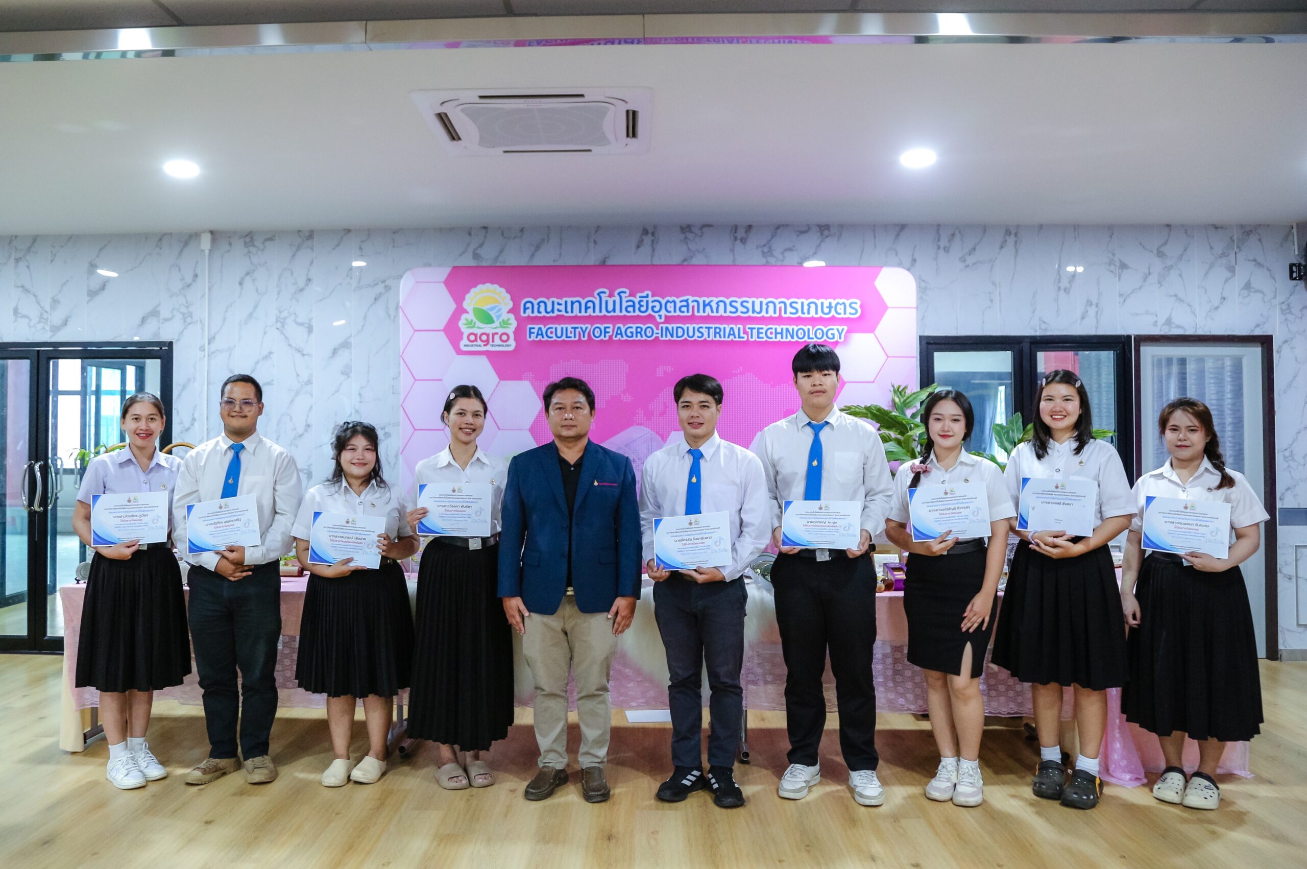 ภาพบรรยากาศพิธีมอบรางวัล กิจกรรมประกวดคลิปวิดีโอ TikTok หัวข้อ “AGRO ราชมงคลจันท์ ของดีที่อยากให้รู้